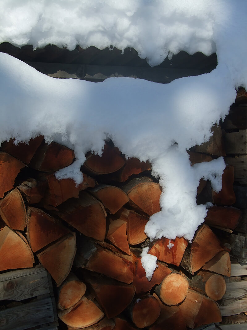 Elagage et abatage d'arbres dépot de la plaine de Lachaup en hiver près de Gap